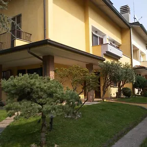Accogliente A Due Passi Dal Metro Di Milano - Casa Adriana Bed & Breakfast